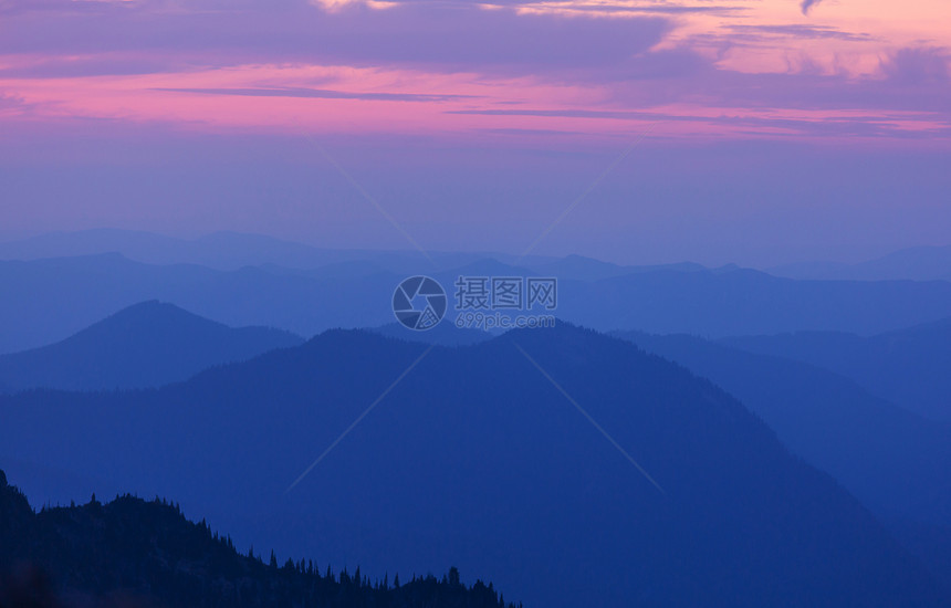 美丽的自然背景日落时的山影图片