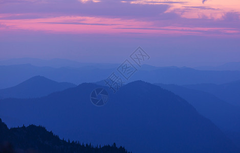 日出山影美丽的自然背景日落时的山影背景