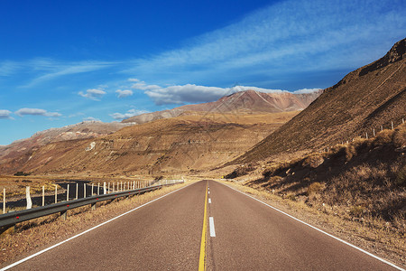 山上风景优美的道路旅行背景日出背景的人图片