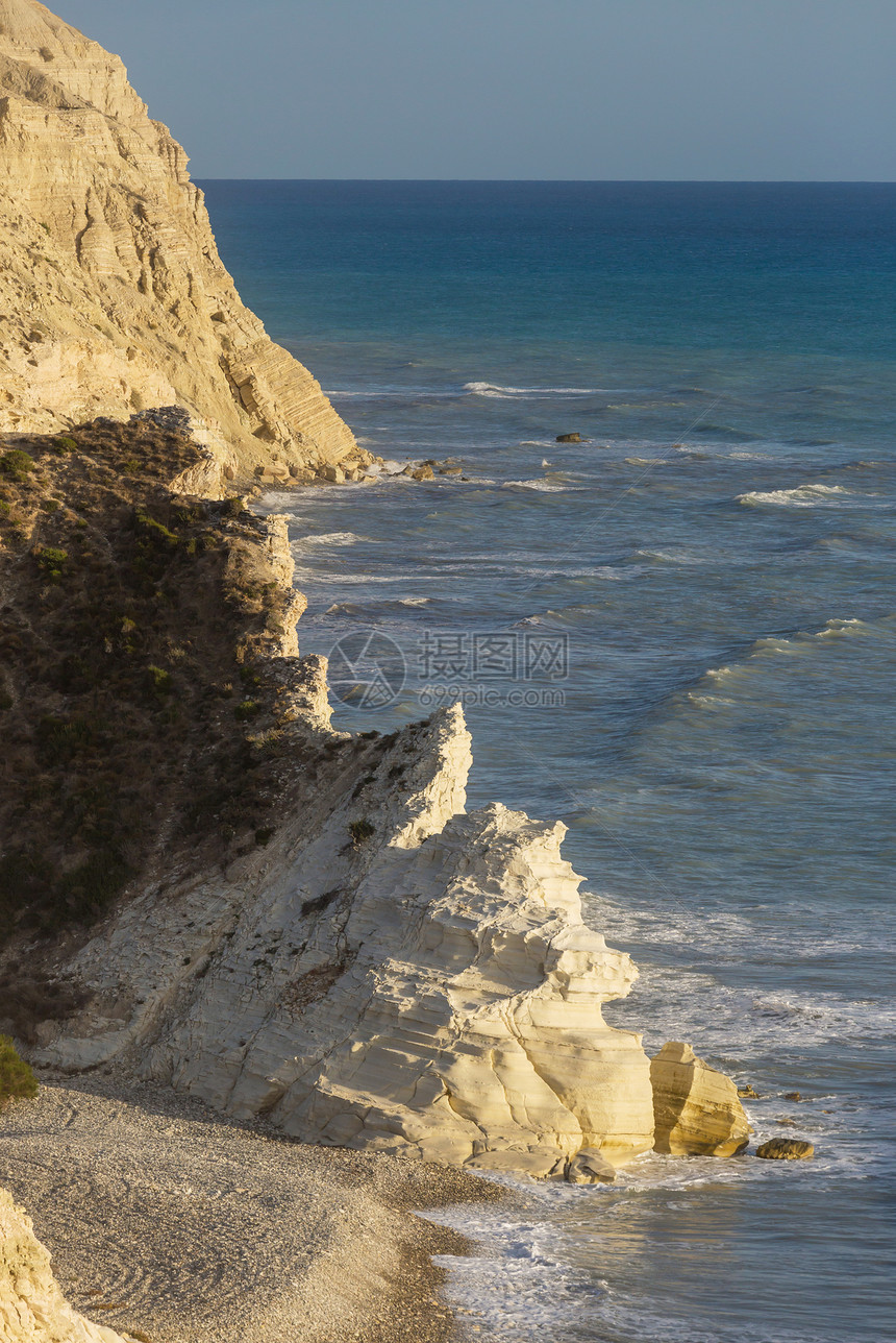 日出时塞浦路斯美丽的海滨图片