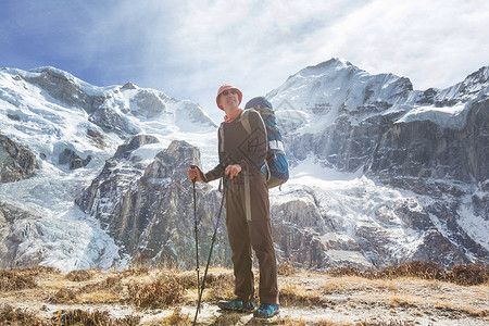 喜马拉雅山的徒步旅行者尼泊尔图片