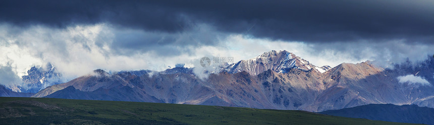 夏天阿拉斯加风景如画的山脉积雪覆盖的地块,冰川岩石峰图片