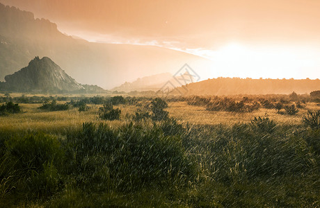 山中的夏雨戏剧的云山的轮廓背景图片