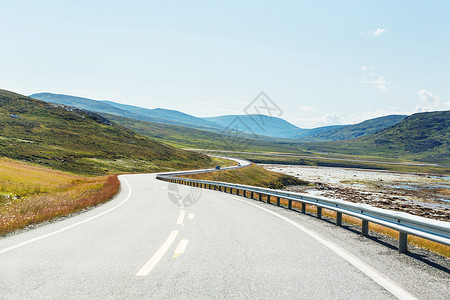 道路挪威山区的夏季季节图片