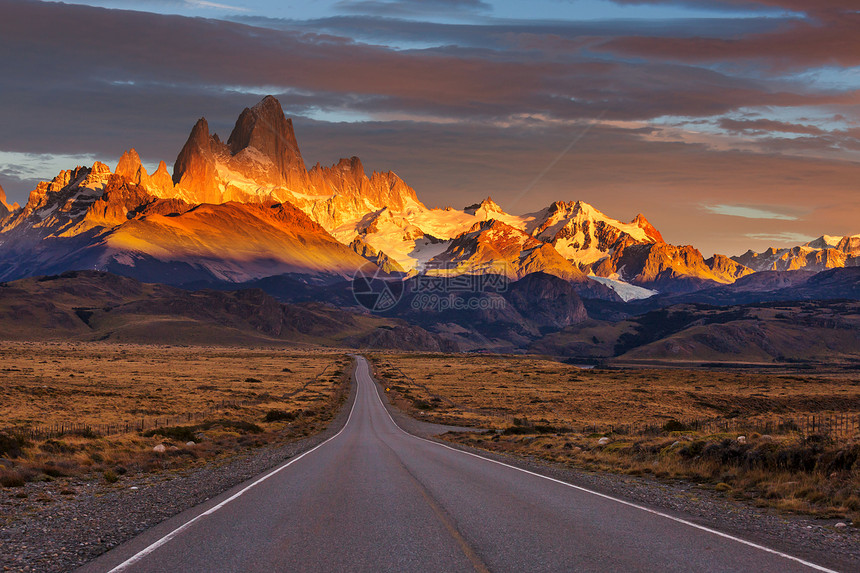 阿根廷巴塔哥尼亚美丽的岩石峰和公路图片