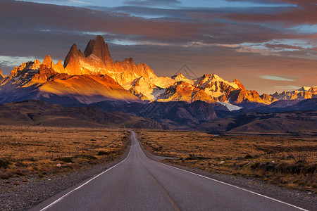 阿根廷巴塔哥尼亚美丽的岩石峰和公路背景图片