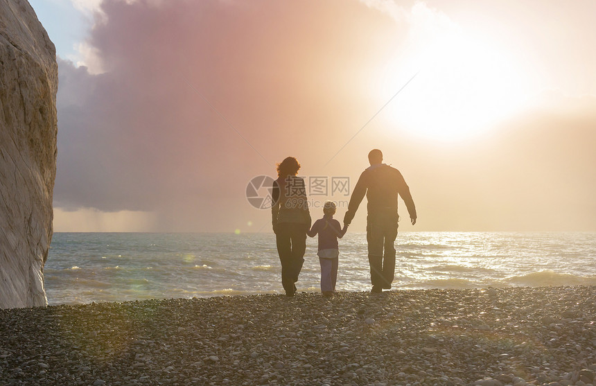 日落时海滩上的家人母女俩起跑步图片