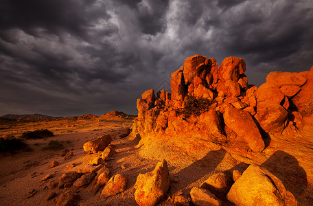 沙漠天空巨石动漫蒙古戈壁石沙漠中戏剧的日落场景背景