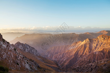 乌兹别克斯坦塔什干市附近的钦根山背景图片