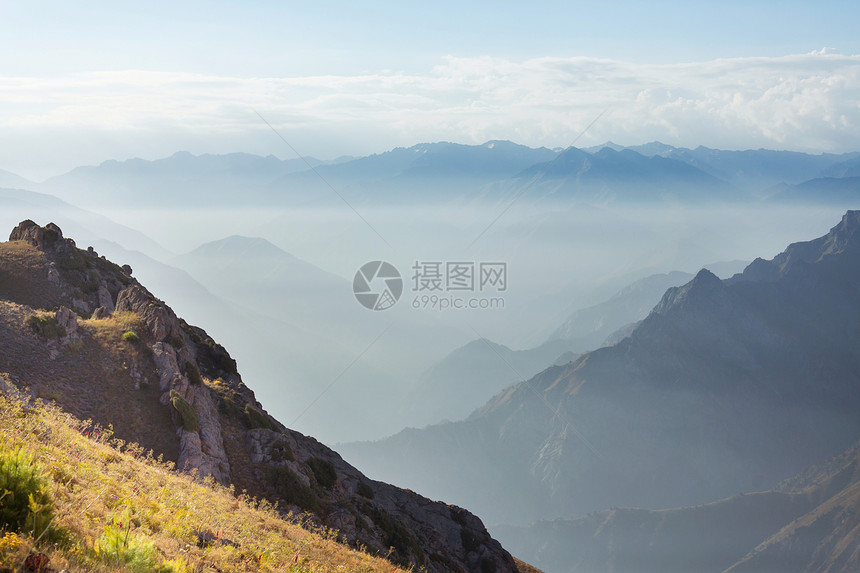 乌兹别克斯坦塔什干市附近的钦根山图片