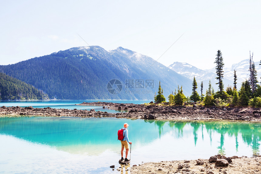 徒步到加大惠斯勒附近风景如画的加里波迪湖的绿松石水域列颠哥伦比亚省非常受欢迎的徒步旅行目的地图片