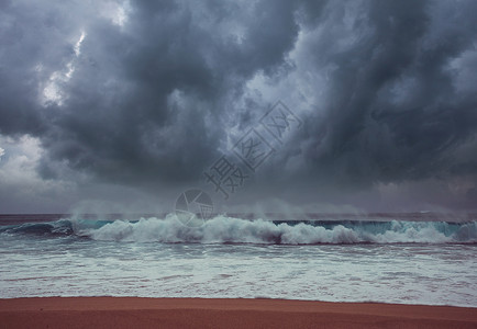 皮屑暴风雨云海洋中的巨浪背景