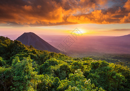 美丽的火山塞尔弗德公园萨尔瓦多日落图片