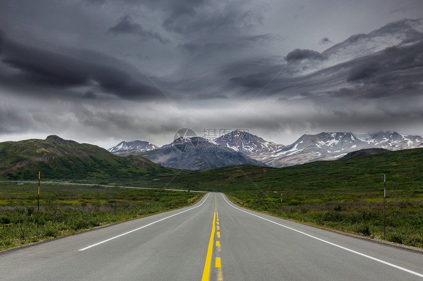 阿拉斯加风景优美的公路,美国戏剧的景色风暴云图片