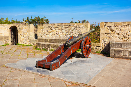 格兰大炮加农莫塔城堡墙壁蒙特厄格尔山圣塞巴斯蒂安或多诺斯蒂亚市西牙背景
