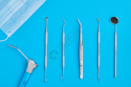 牙科工具蓝色背景顶部视图平躺牙齿护理,牙齿卫生健康理念图片
