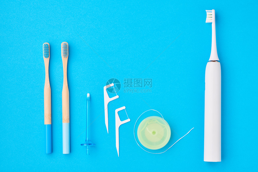 牙刷口腔护理工具蓝色背景顶部视图平躺牙齿护理,牙齿卫生健康理念图片