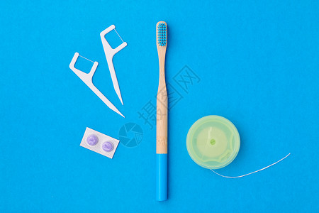 牙刷口腔护理工具蓝色背景顶部视图平躺牙齿护理,牙齿卫生健康理念图片