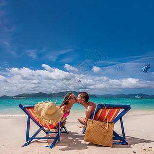 懒汉热带的夫妇泰国的热带海滩上接吻背景