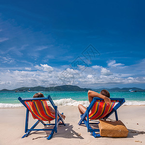 夫妇泰国的热带海滩上高清图片