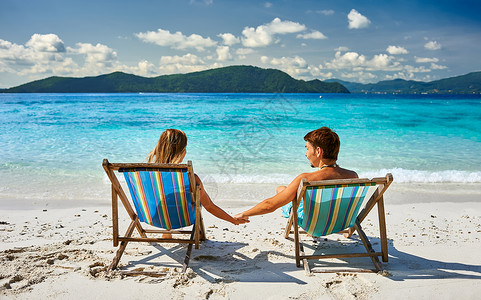 年轻夫妇泰国的热带海滩上高清图片