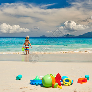 三岁的蹒跚学步的男孩海滩上玩海滩玩具暑假塞舌尔马赫图片