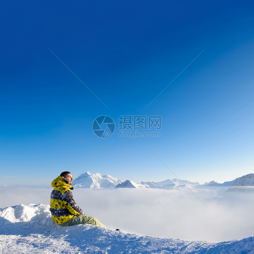 高山冬山景观与人坐低云之上阳光明媚的日子里,法国阿尔卑斯山上覆盖着雪瓦尔drsquoIsere,法国图片