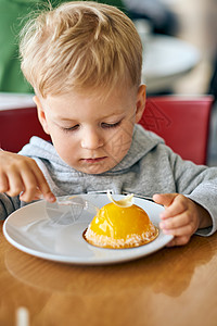 两岁的男孩咖啡馆吃甜点图片