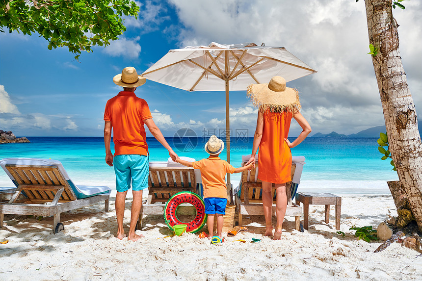 家庭美丽的娇小的Anse海滩,年轻的夫妇三岁的蹒跚学步的男孩马赛尔的暑假图片