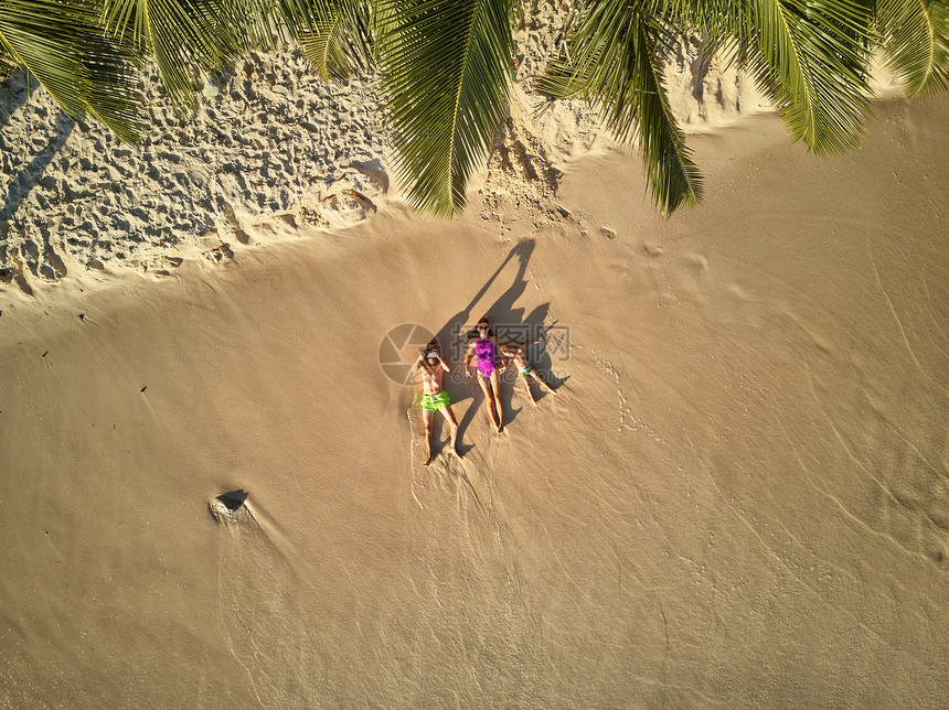 家人躺海滩上,空中俯视无人机塞舌尔马赫拍摄图片