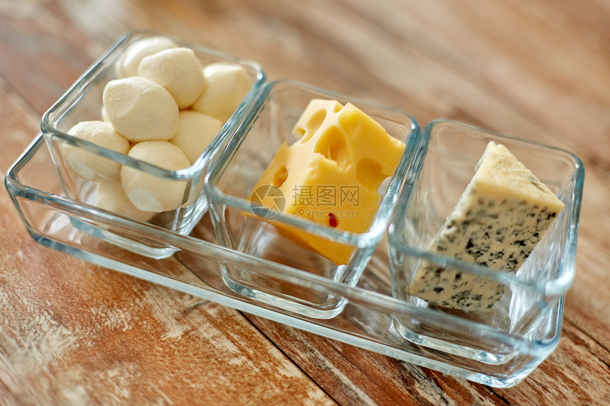 食物饮食同种类的奶酪杯子里杯子里有同种类的奶酪图片