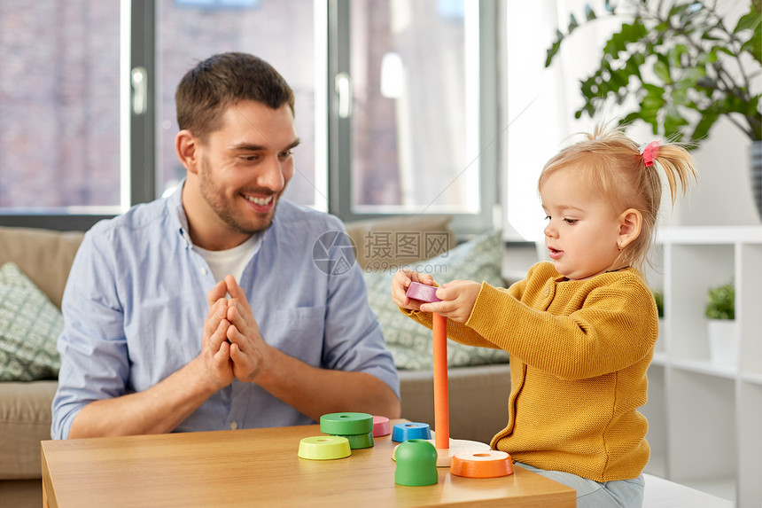家庭,父亲人的快乐的父亲小宝贝女儿家里玩金字塔玩具父亲家里小女儿玩图片