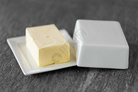食品乳制品石头桌子上的黄油把黄油关石桌上高清图片