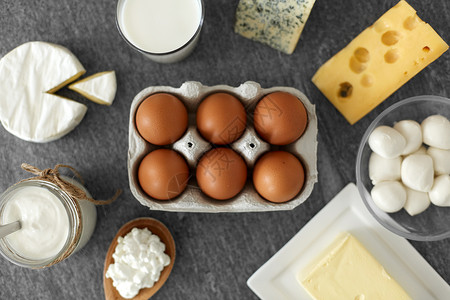 食物饮食干酪,牛奶瓶,自制酸奶与黄油鸡蛋石桌上牛奶,酸奶,鸡蛋,干酪黄油图片