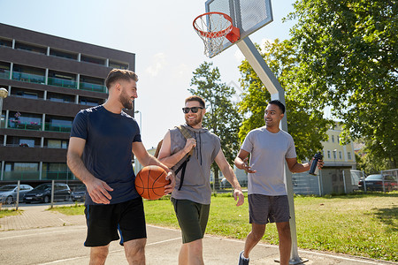 运动,休闲游戏男友谊的群男人或朋友去户外打篮球群男朋友要打篮球图片