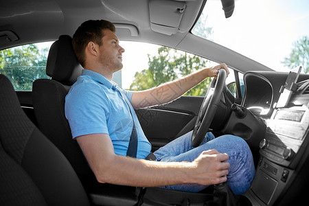 运输,车辆人的男子或司机驾驶汽车夏天驾驶汽车的人或司机图片