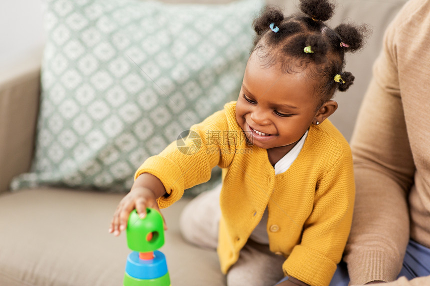 家庭,父母人的快乐的非裔美国人父亲婴儿女儿家里玩玩具积木非洲家庭家里婴儿女儿玩图片