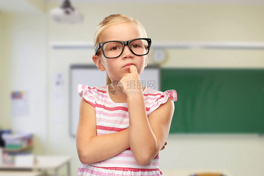 教育,学校视觉可爱的小女孩戴着黑色眼镜教室背景戴着黑眼镜的可爱小女孩思考图片
