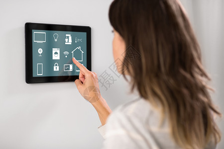 有效率的自动化,物联网技术女人用平板电脑智能家居女人智能家居用平板电脑背景