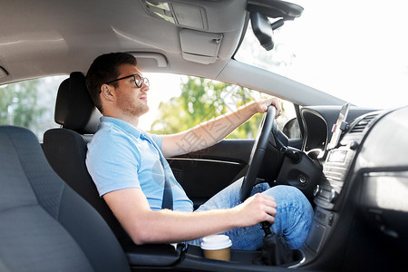 运输,车辆人的男人或司机眼镜驾驶汽车夏天夏天戴眼镜开车的人或司机图片