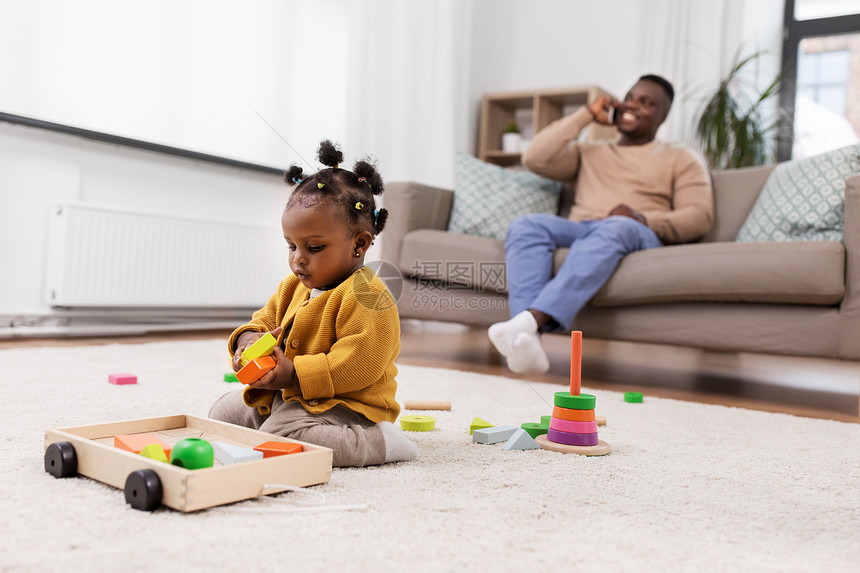 童年人的小非洲裔美国女婴玩玩具块家里非洲女婴家玩玩具积木图片
