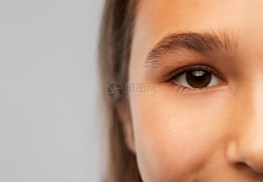美丽,视觉人的十几岁的女孩的脸与棕色的眼睛灰色的背景用棕色的眼睛闭上少女的脸图片