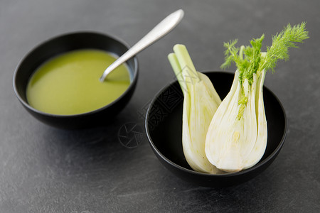 蔬菜,食物烹饪茴香奶油汤陶瓷碗石板石背景陶瓷碗中的茴香奶油汤图片