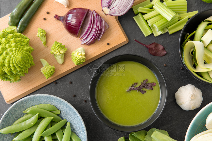 食物,烹饪健康的饮食同的绿色蔬菜奶油汤陶瓷碗石板石背景陶瓷碗里的绿色蔬菜奶油汤图片