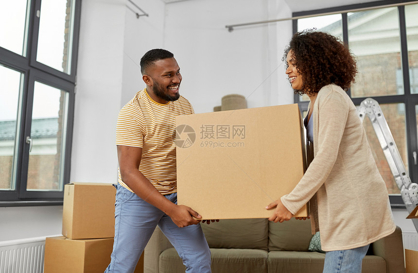 移动,维修房地产快乐的非裔美国人夫妇携带大纸板箱新的家幸福的夫妇带着箱子搬到新家图片