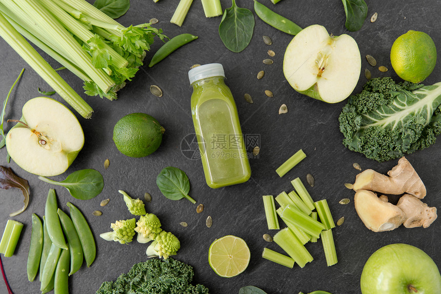 健康饮食,食物素食饮食瓶新鲜的绿色果汁或冰沙,水果蔬菜石板石背景用绿色果汁蔬菜瓶子图片