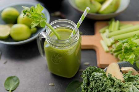 健康饮食,食物素食饮食玻璃杯新鲜绿色果汁或冰沙与纸吸管,水果蔬菜石板石背景用绿色蔬菜汁玻璃杯背景图片