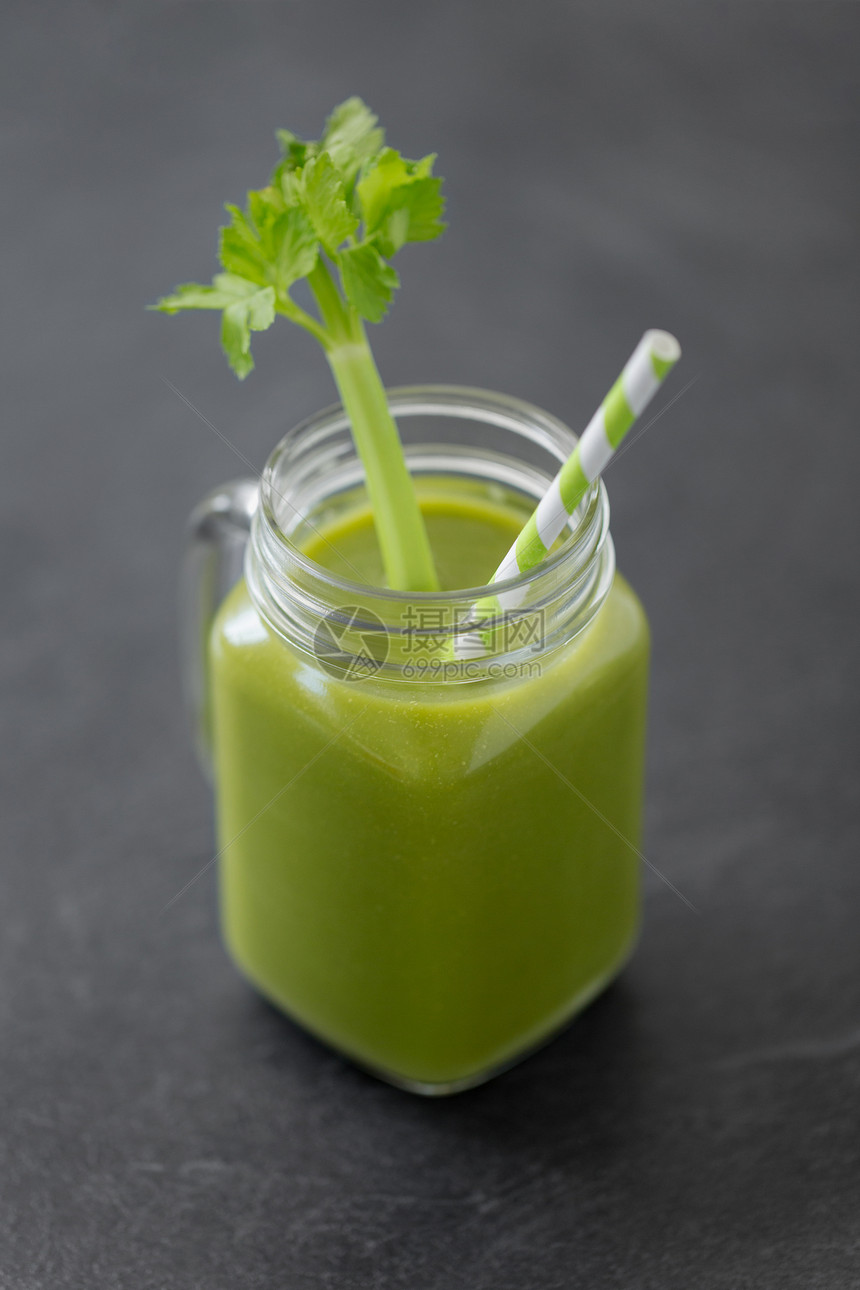 健康饮食,排蔬菜饮食玻璃杯绿色新鲜芹菜汁或光滑与纸吸管石板石背景用绿色芹菜汁玻璃杯图片