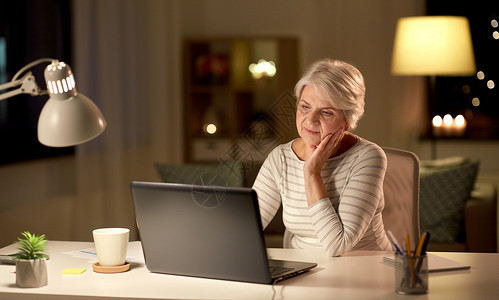 技术,老年人人的老年妇女带笔记本电脑家晚上老年妇女晚上家带笔记本电脑图片