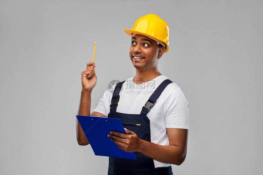 专业,建筑建筑思维印度工人或建筑工人头盔与剪贴板铅笔有想法的灰色背景有剪贴板铅笔的建设者有想法图片